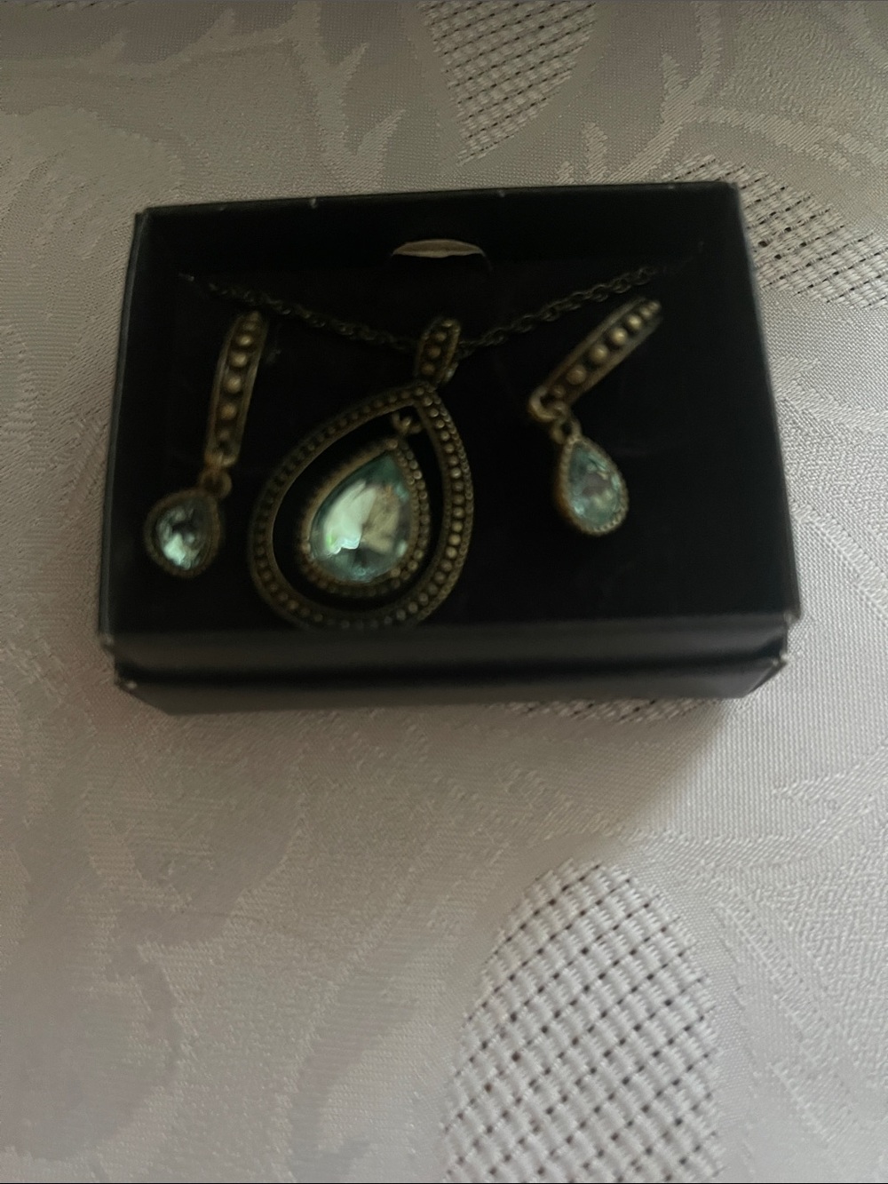 #111 Vintage Avon Blissful Blues Drop Pendant Gift Set